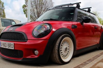 restituir una luz de aire bajo en las llantas en la computadora de un Mini Cooper