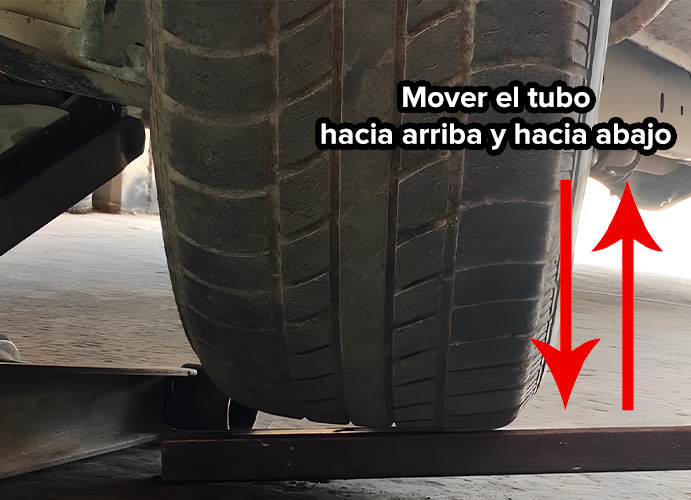 Cómo revisar o probar las Rótulas de Suspensión de un auto mover el tubo hacia arriba y hacia abajo