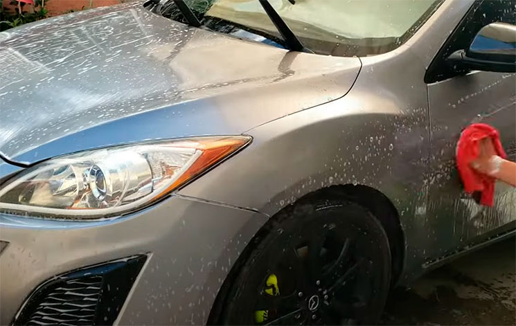 Cómo lavar un carro limpiamos con jabón 